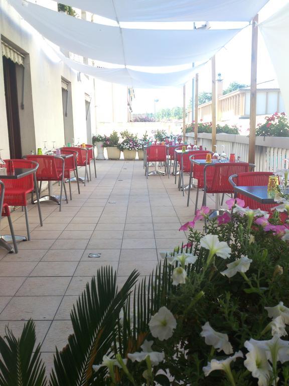 Logis Hotels - Hotel Et Restaurant Les Cordeliers Кастельжалу Екстер'єр фото