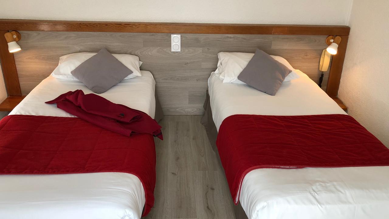 Logis Hotels - Hotel Et Restaurant Les Cordeliers Кастельжалу Екстер'єр фото