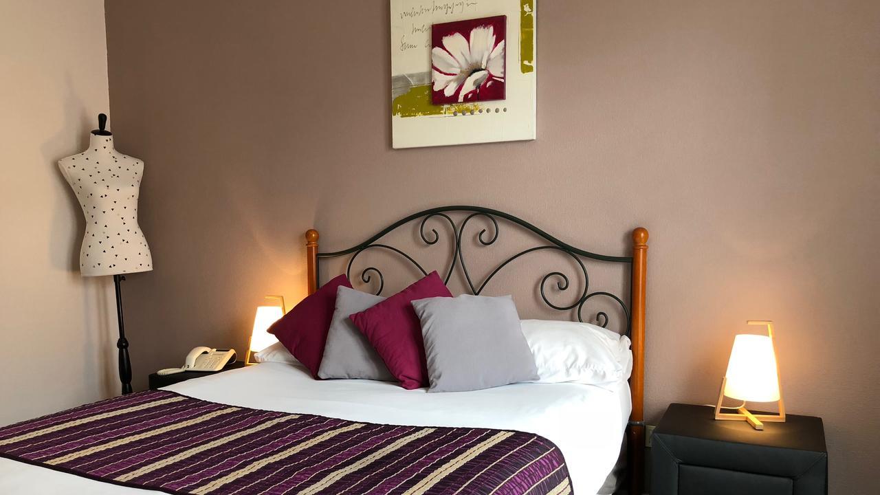 Logis Hotels - Hotel Et Restaurant Les Cordeliers Кастельжалу Екстер'єр фото